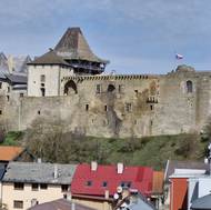 Monumentální středověký hrad vyčnívá nad městem. 