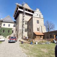 Na věži Samson si řemeslníci museli nejdřív postavit pomocné lešení.