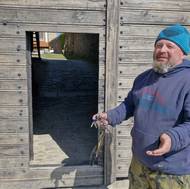 Pracovník správy hradu Milan Váverka v dubnu vítal turisty pouze o víkendech, přes týden měli na Lipnici přednost řemeslníci.