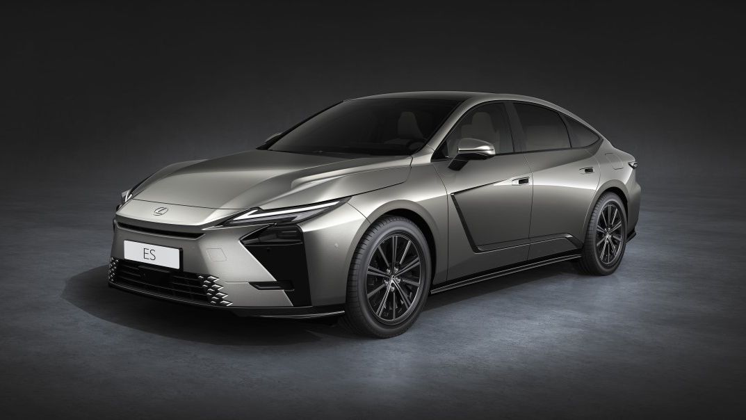 Nový Lexus ES přijíždí jako hybrid i elektromobil