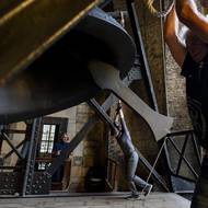 Rozezvonění tak těžkého zvonu jako je Zikmund je velmi náročná činnost a vyžaduje čtyři zvoníky najednou.