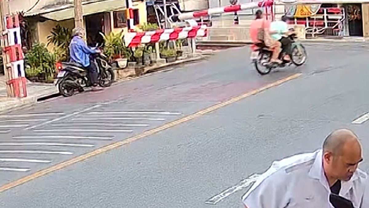 Motorkář na poslední chvíli projel pod padajícími závorami, odnesla to manželka
