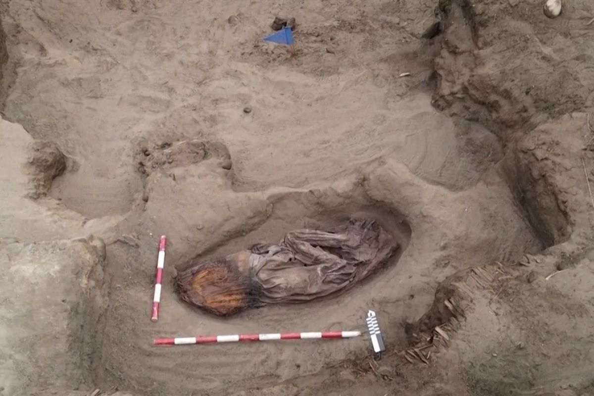 V Peru objevili 5000 let starou hrobku významné ženy dávné civilizace 