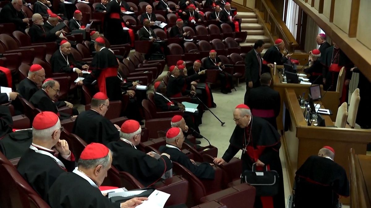 Nejdelší konkláve trvalo tři roky, jednoho papeže vybrala holubice