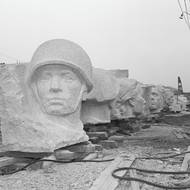 Dokončené kamenické práce na hlavách bočních postav sousoší, listopad 1953