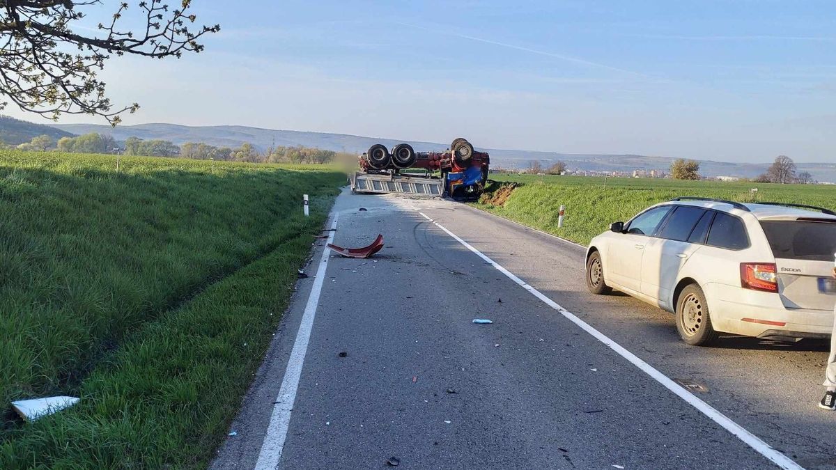 Tragická nehoda dvou dodávek a kamionu zastavila hlavní tah mezi Břeclaví a Hodonínem