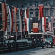 Pohled do pražských ulic, kde ještě vedle sovětské vlajky vlála ta americká. 1945–1948