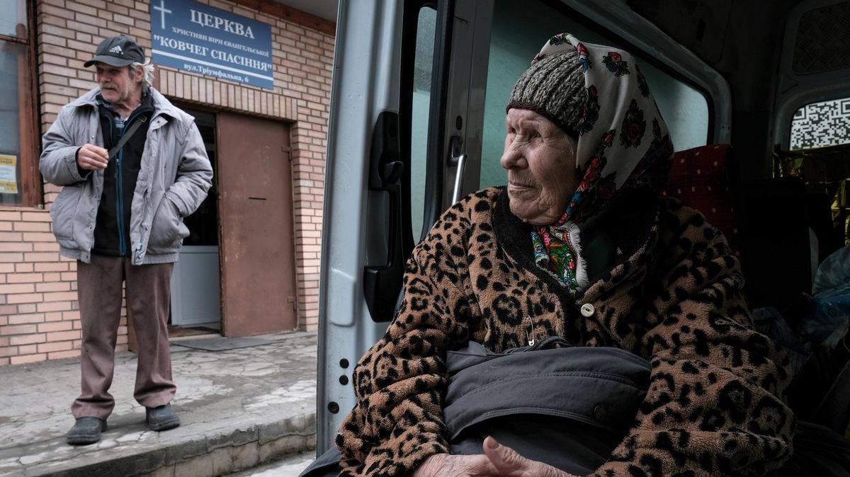 Až polovina civilních obětí u fronty jsou ukrajinští senioři, píše AFP