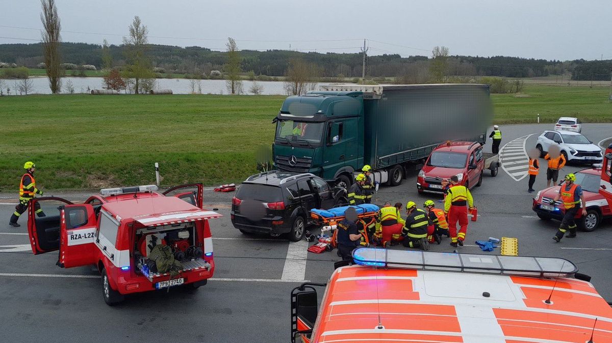 Na Tachovsku se srazila dvě auta a kamion, zraněni jsou tři dospělí a dítě