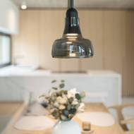 Jídelní prostor ozvláštňují svítidla se skleněnými stínidly.