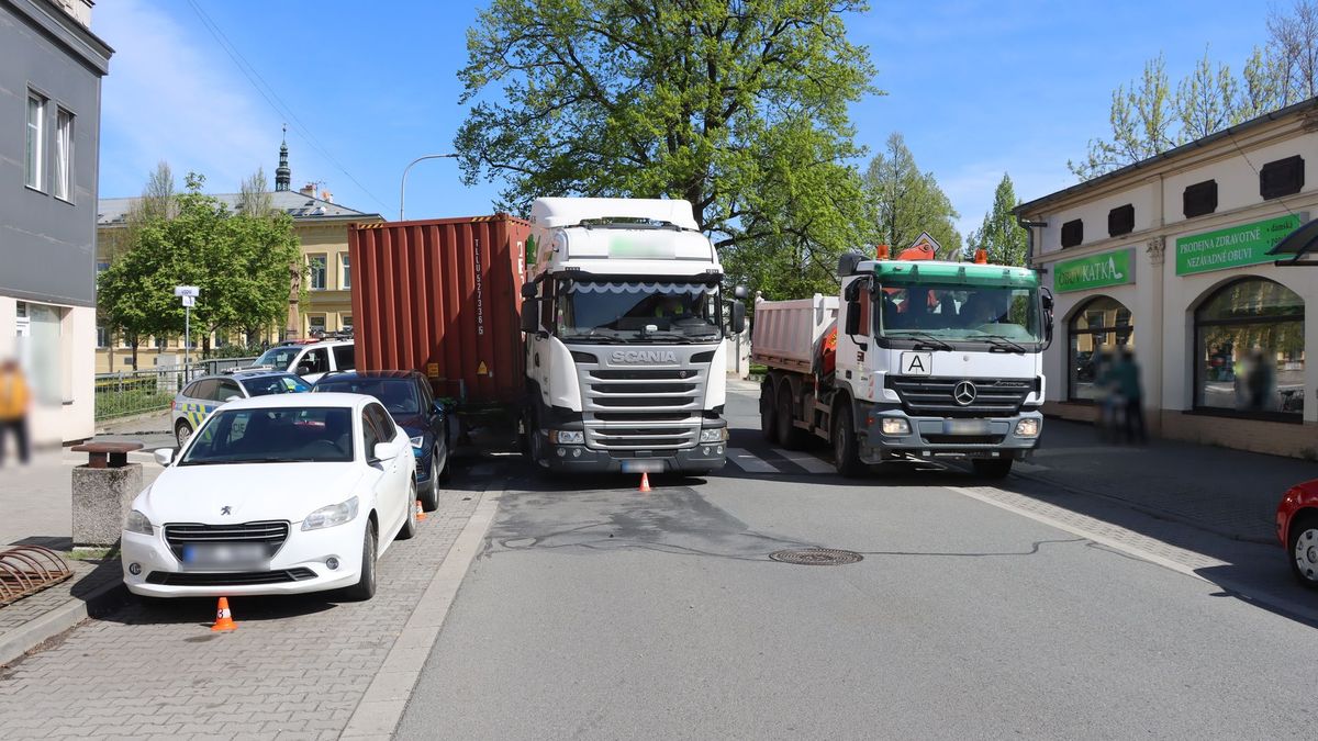 Řidiči kamionu se v Litovli za jízdy odpojil návěs a poničil dvě auta. Dostal pokutu 500 korun