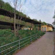 Pohled na zastávku Srbsko v roce 2022. Secesní přístřešek (žlutá budova na snímku) se musel zbourat, ale v současnosti se buduje nový podobný tomu původnímu.