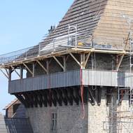 Na věži Samson si řemeslníci museli nejdřív postavit pomocné lešení.