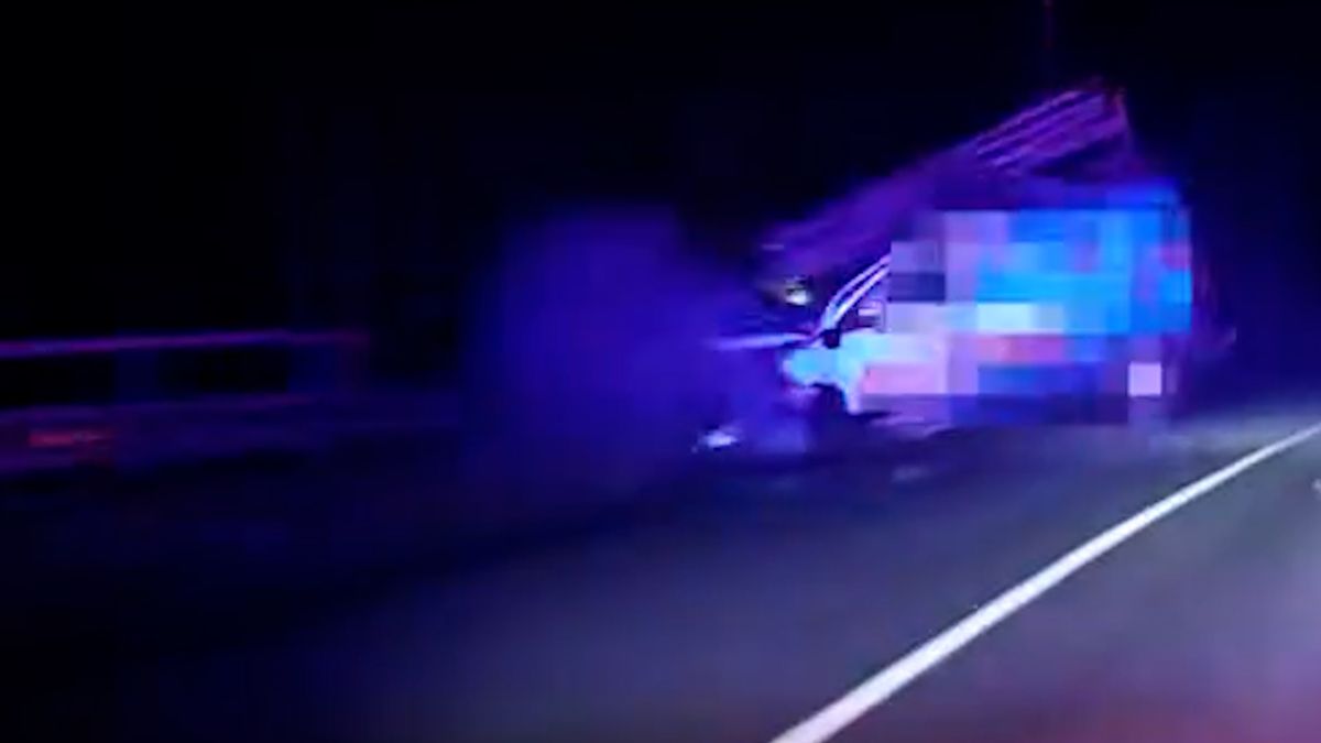 Řidič na Náchodsku úmyslně naboural auto v protisměru, policie ho obvinila z pokusu o vraždu