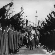 Benito Mussolini na přehlídce v Římě na počest 14.výročí založení fašistické milice v roce 1941