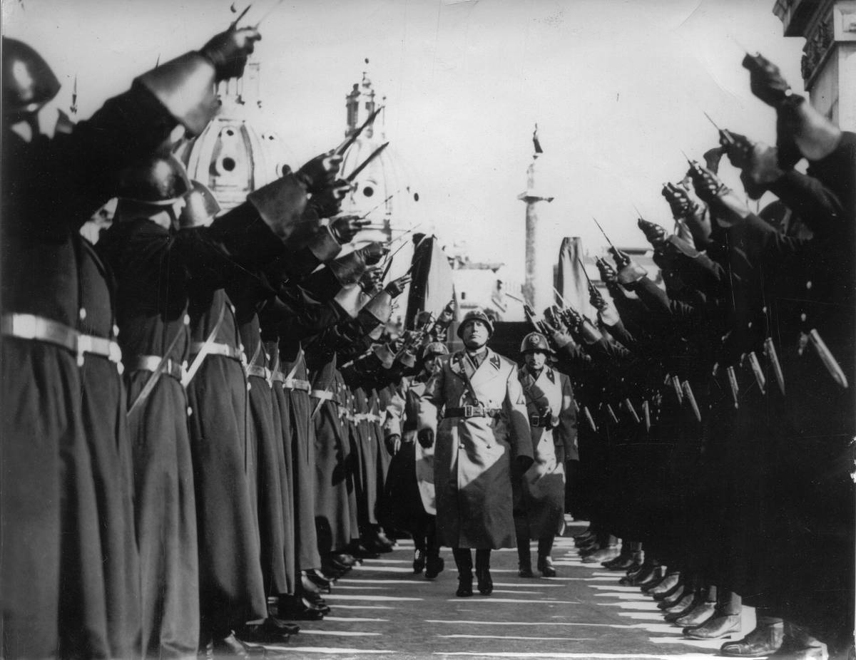 Benito Mussolini na přehlídce v Římě na počest 14.výročí založení fašistické milice v roce 1941