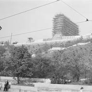 Socha se však metaforicky na Letné moc dlouho neohřála. Již o necelý rok po odhalení se konal 20. sjezd Komunistické strany Sovětského svazu (KSSS). Na něm v projevu tehdejší první tajemník strany Nikita Chruščov odsoudil kult Stalinovy osobnosti.