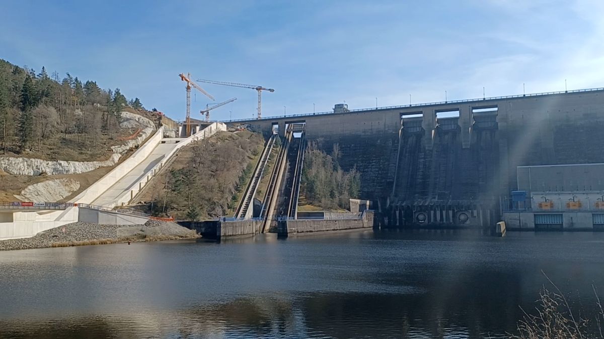 Monumentální stavba bezpečnostního přelivu zavře na dlouho silnici na hrázi Orlické přehrady
