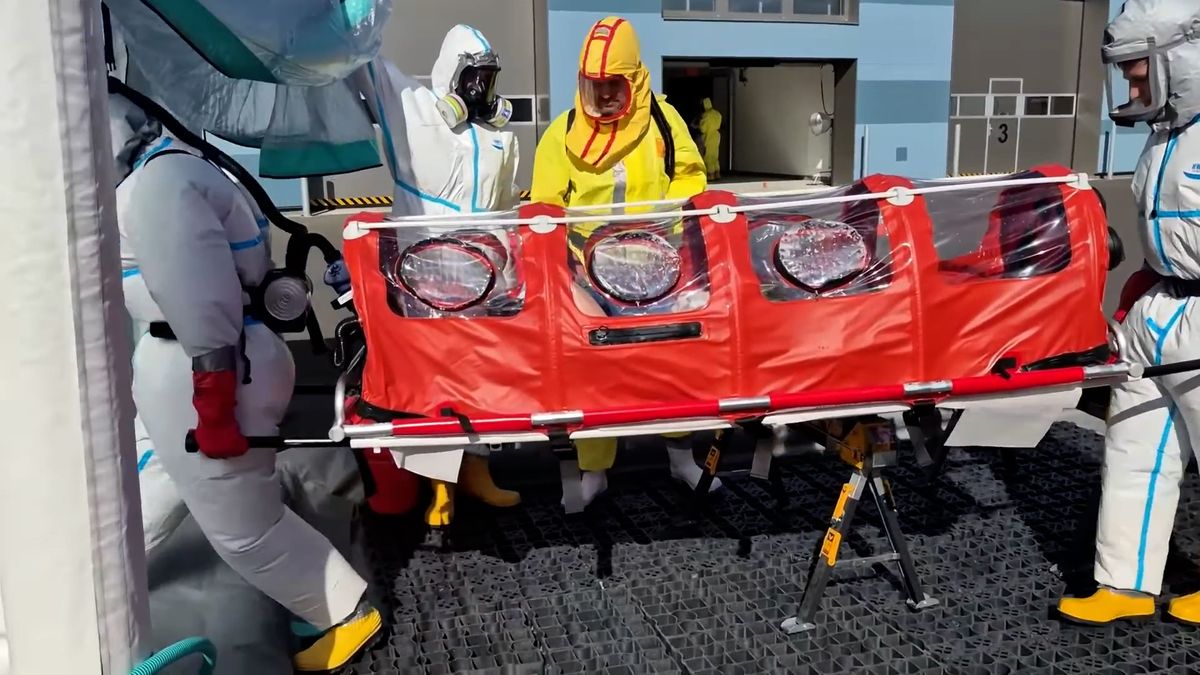 Čeští záchranáři nacvičovali převoz pacientů s podezřením na vysoce nakažlivou nemoc. Poprvé v tak velkém měřítku