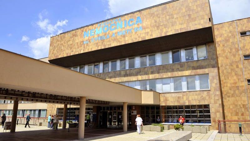 Útočník v bratislavské nemocnici hrozil personálu s katanou v ruce
