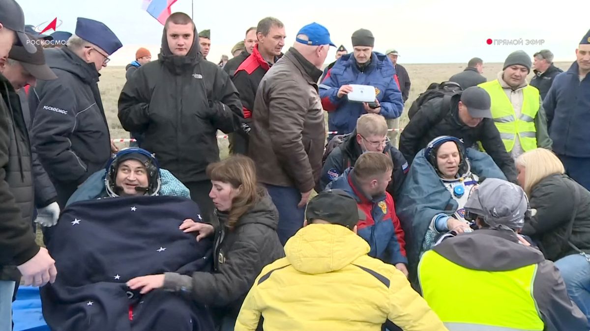 Ve stepi v Kazachstánu přistáli ruští kosmonauti z ISS