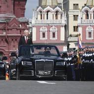 Přehlídku zahájil ruský ministr obrany Andrej Bělousov ve voze Aurus Senat