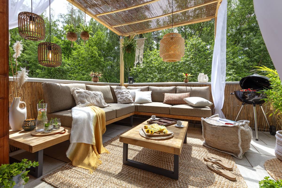 Zahradní nábytek promění obyčejnou terasu ve venkovní obývací pokoj.