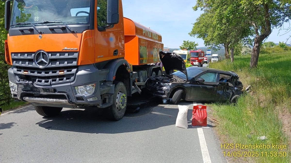 Cisterna narazila do auta na Plzeňsku. Tři zraněné děti