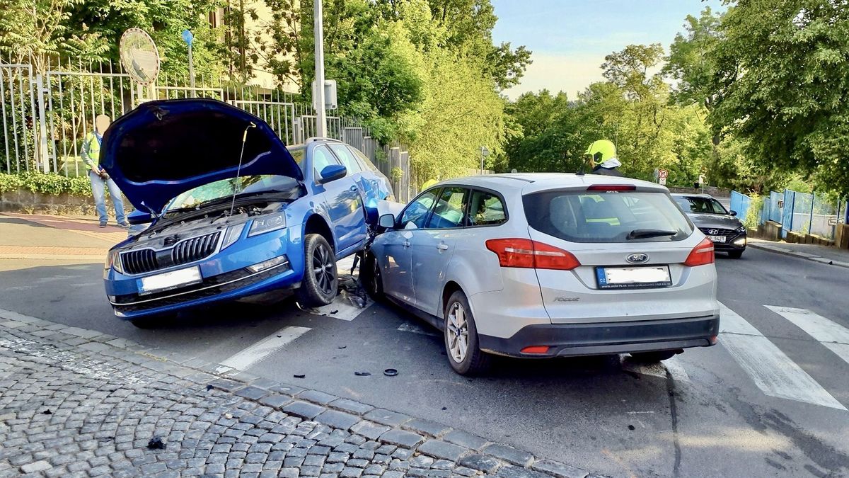 Tři auta se srazila v pražské Bubenči, jedno se zapíchlo pod druhé