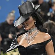 Kožený klobouk měla naražený nízko do čela.