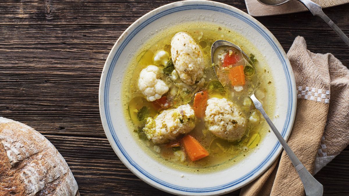 Recept na snadnou polévku, která zasytí: Zeleninová s tvarůžkovými noky
