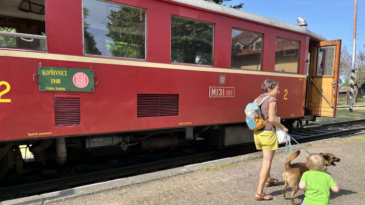 S motorákem Hurvínkem kolem starých nádraží a romantických rybníků až do Lednice