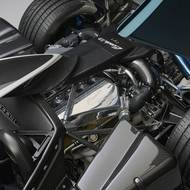 Pod kapotou je uložen atmosférický motor AMG V12.