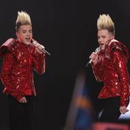 Irské duo Jedward se svými výraznými bundami a špičatými účesy. Účastnili se v roce 2011.