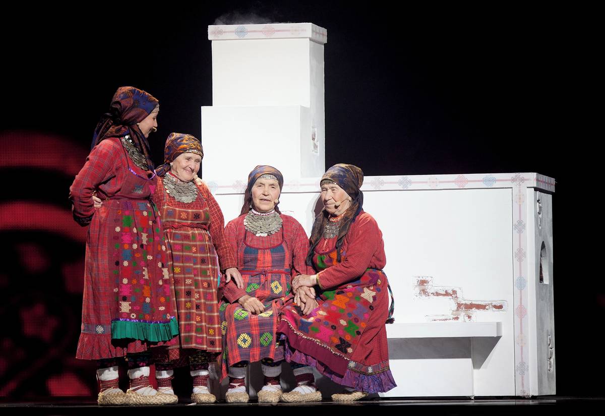 Příjemným překvapením a zároveň nejstaršími účastnicemi byly tyto „Buranovské bábušky“ vlnící se do rytmu folkové a populární muziky. Skupina postarších žen z ruské Udmurtské oblasti skončila v roce 2012 druhá.