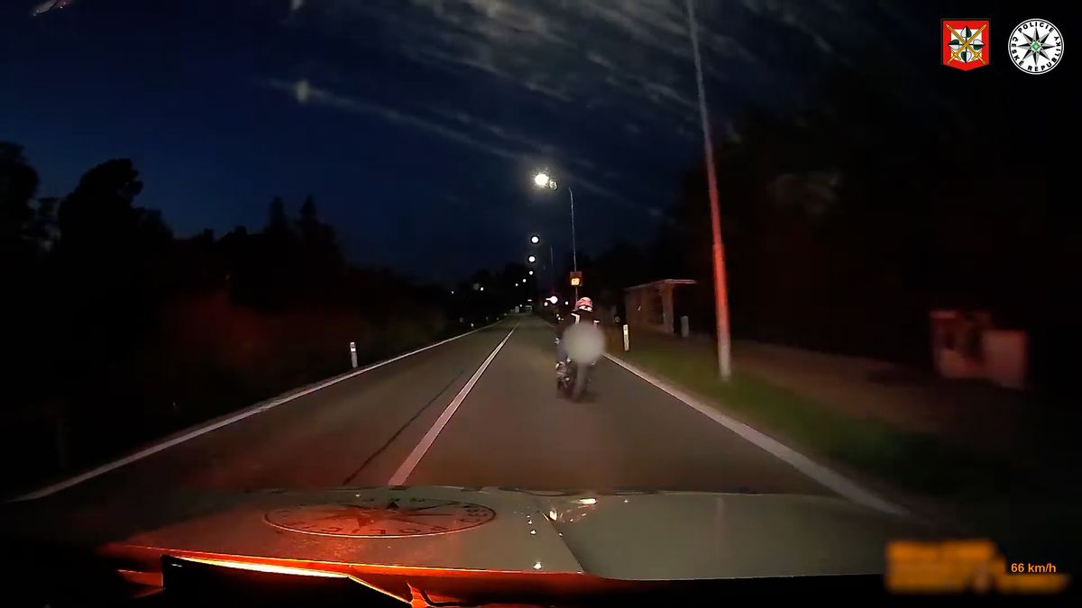 Motorkář uháněl před policisty, při zběsilé jízdě mu vypadly párky