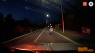 Motorkář uháněl před policisty, při zběsilé jízdě mu vypadly párky