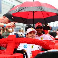 Jízdu v Lego formuli si užili i Charles Leclerc (vpředu) a Lewis Hamilton.