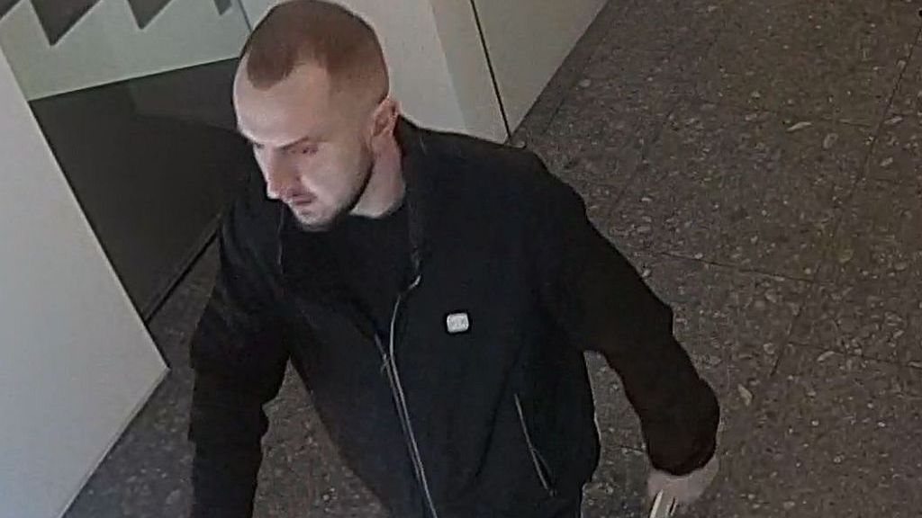 Nabízí byty nic netušících majitelů v Praze, na schůzky posílá dvojníky. Policie hledá muže z fotek
