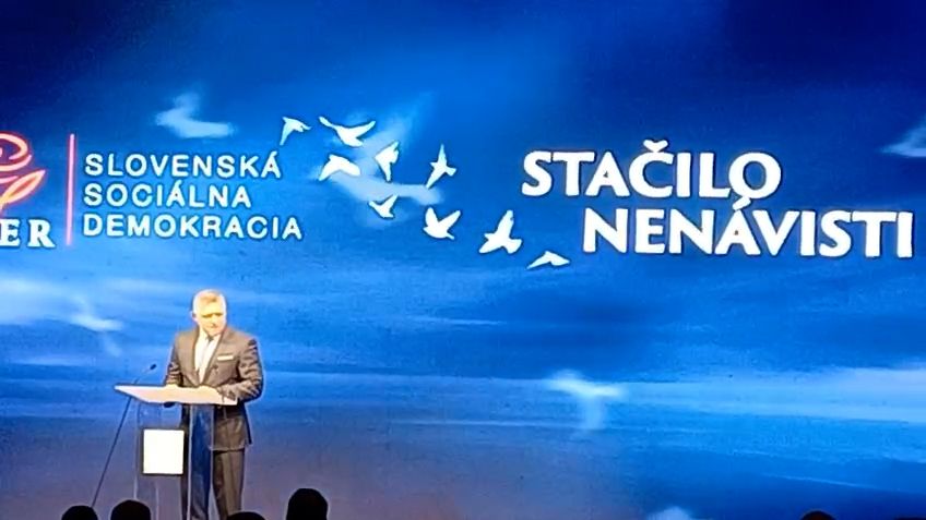 Největší ovace za návštěvu Moskvy. Fico s příznivci si v Handlové připomněl rok od atentátu
