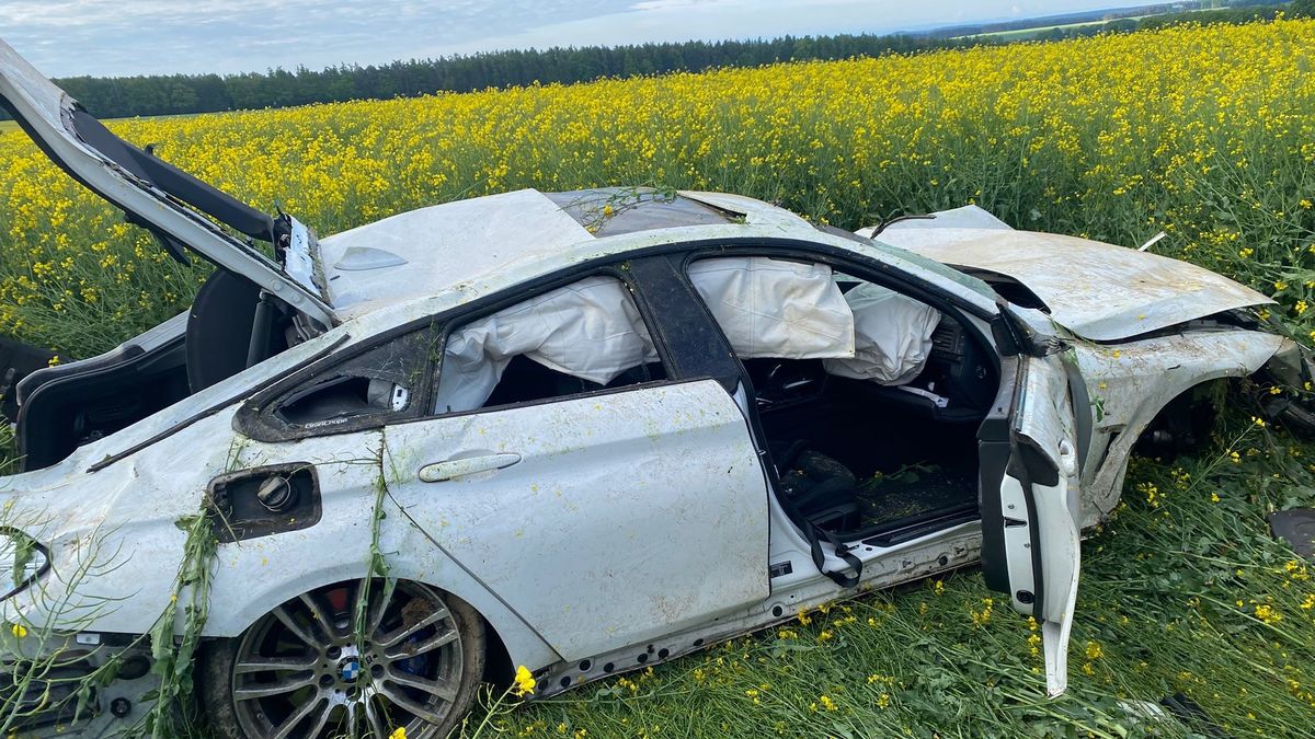 Ženich na svatbu nedojel. S BMW dostal na Plzeňsku smyk a na místě zemřel