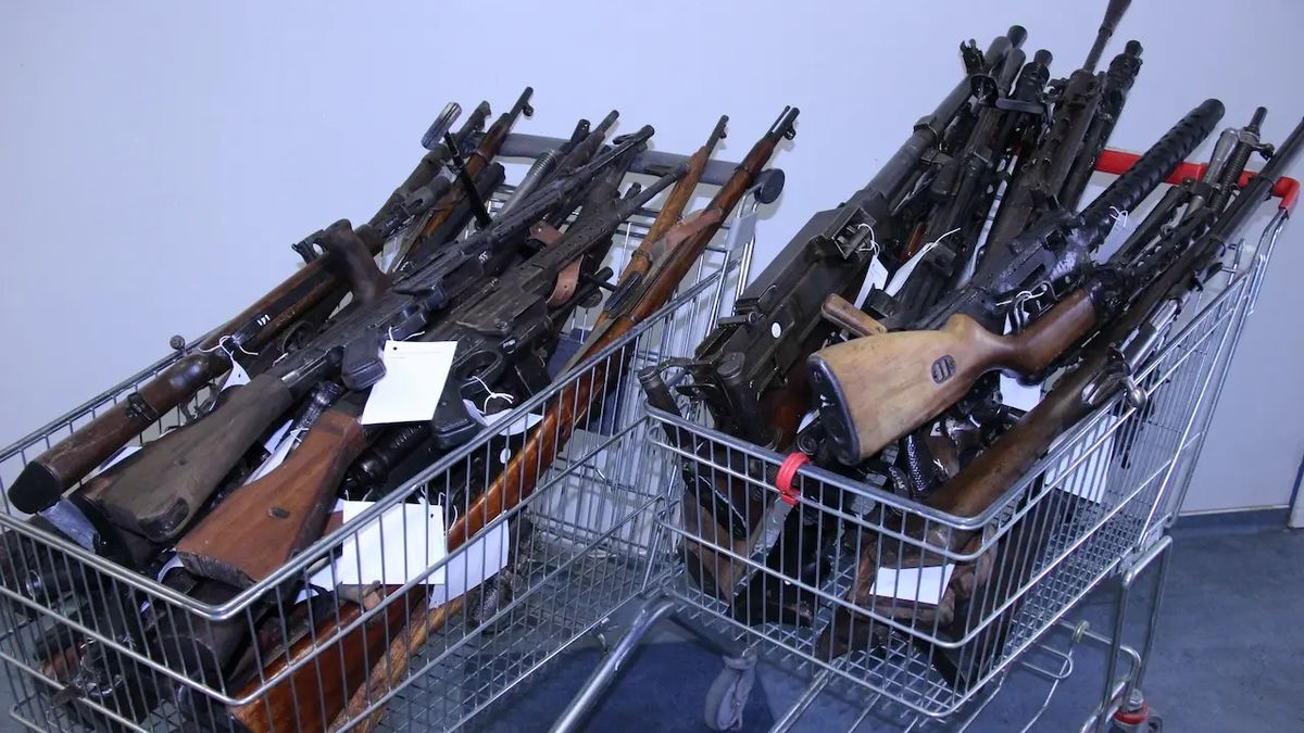 Při razii u zbrojíře na Klatovsku našli nelegální zbraně a výbušninu