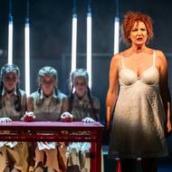 Maryša (Lívia Obručník Vénosová) s vyvdanými Vávrovými dcerami. Svým zoufalým činem chce vykoupit do budoucna i jejich ženské osudy.