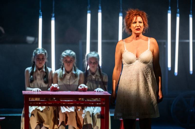 Maryša (Lívia Obručník Vénosová) s vyvdanými Vávrovými dcerami. Svým zoufalým činem chce vykoupit do budoucna i jejich ženské osudy.