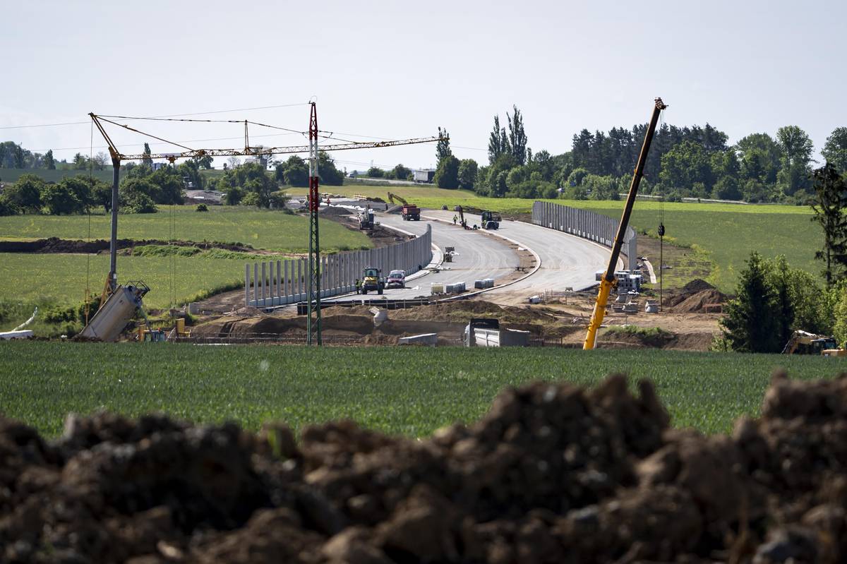 Stavba nedaleko obce Vinice kousek od Hořic. Pracuje se na asfaltu a protihlukových stěnách.