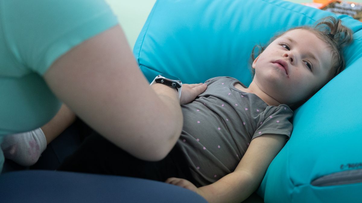 Dvouletá Victorka přežila brutální násilí. Pachatel dodnes není obviněn