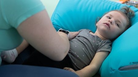 Dvouletá Victorka přežila brutální násilí. Pachatel dodnes není obviněn