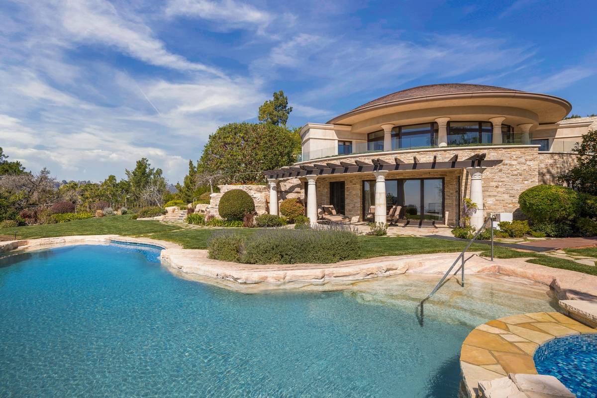 Centrálním prvkem stavby je křídlo s kruhovým půdorysem a kupolí pokrytou taškami.