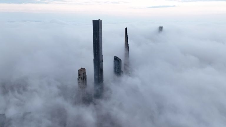 Mlha na Manhattanu vytvořila působivý vizuál pro ikonické panorama New Yorku