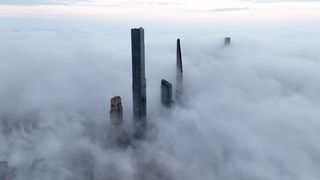 Mlha na Manhattanu vytvořila působivý vizuál pro ikonické panorama New Yorku